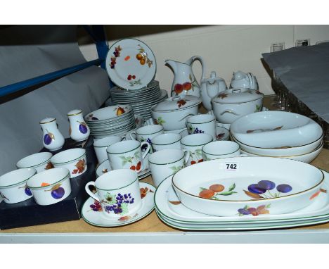 A QUANTITY OF ROYAL WORCESTER 'EVESHAM AND EVESHAM VALE' DINNER WARES, to include serving dishes, jugs, plates, bowls, cups a