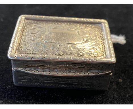 A antique hallmarked for Birmingham 1903 silver snuff box with blank cartouche 