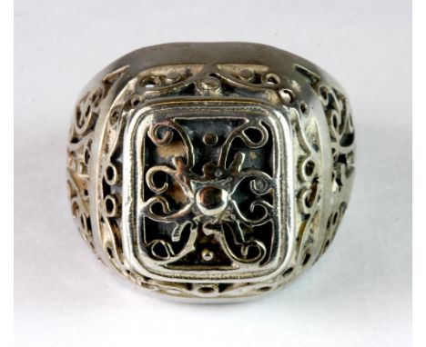 A gentleman's silver ring (R).