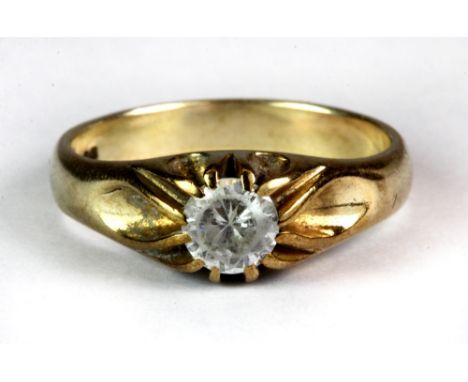 A 9ct yellow gold gentleman's stone set ring (R.5).