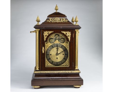 Seltene Bracket Clock mit CarillonEngland, 19. Jh. Mahagoni. Messing. 69 x 41,5 x 26,5 cm. Schlag auf Tonfeder. Römische u. a