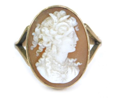 A 9ct gold shell cameo dress ring, cameo depicting female looking right, on V splayed shoulders, yellow metal stamped 375, si