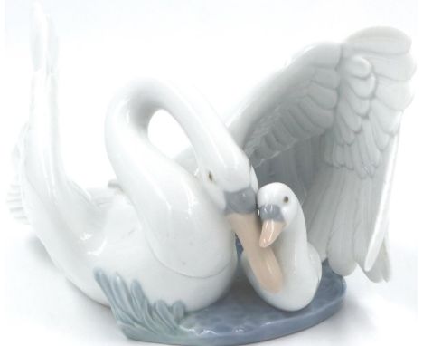 Large Nao swan and cygnet figure, H: 16 cm, no cracks or chips. P&amp;P Group 2 (£18+VAT for the first lot and £3+VAT for sub