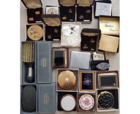 A lot to include a collection of Stratton items; five compacts, two notebooks, a cigarette case, five pairs of cufflinks, alo