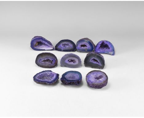A group of ten cut and polished blue and purple agate geodes, with lilac crystals to the centre, colour enhanced. 1.16 kg tot