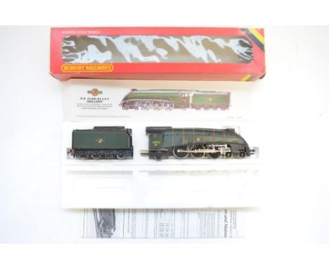Hornby R. 350 OO gauge B.R. Class A4 4-6-2 "Mallard" locomotive and tender 