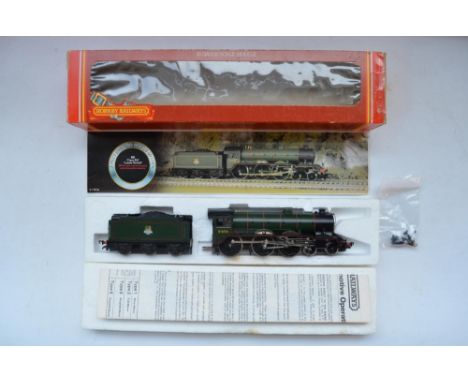 Boxed Hornby BR Class B17 4-6-0 "Leeds United" OO gauge electric locomotive and tender, with figures (missing vacuum pipes an