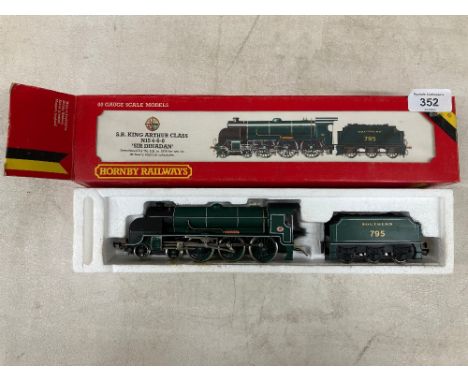 Hornby R.154 OO gauge SR King Arthur Class N15 4-6-0 "Sir Dinadan" locomotive and tender 