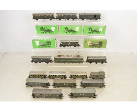 Marklin Roco HO gauge Electric Locomotive with rigid coaches in SBB green livery  (21), comprising Marklin Electric Locomotiv