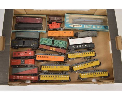 Varney Pocher and other USA outline H0 gauge Locomotive coaches and wagons (21), comprising in original box Varney F7 class D