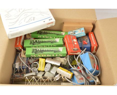 Marklin H0 gauge  Rolling stock track controllers and accessories (qty), comprising in original boxes Marklin coaches green 4