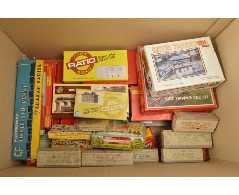 Hornby Ratio Tri-ang and other 00 gauge accessories and kits in original boxes  (qty), comprising R348 Giraffe car set (wagon