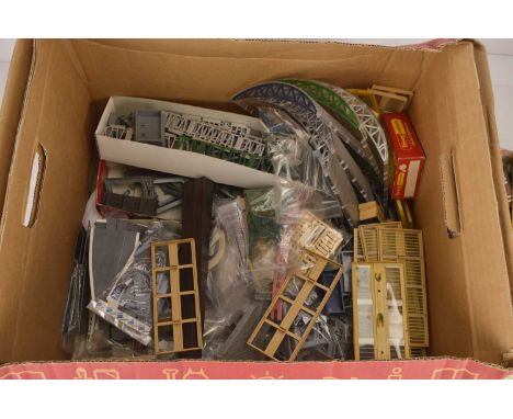 Tri-ang and other 00/H0 buildings and accessories with catalogues and Wrenn empty boxes (qty), comprising Tri-ang Platform pi