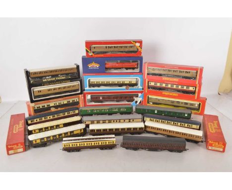 Hornby Grafar Tri-ang and other 00 gauge coaches (23), comprising in original boxes Bachmann 39765 TPO van Mail red, Lima 305