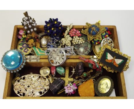 Two Blue John specimens pendants mounted in wire; various brooches including a gilt metal mounted Pietra Dora depicting a but