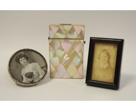 Edwardian silver circular photograph frame, Birmingham 1901; miniature ebony frame; abalone etui c.1900 (3)
