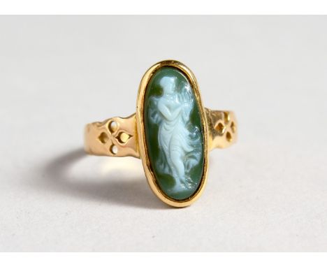A GOLD CAMEO RING.