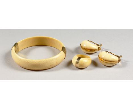 A SET OF 14CT GOLD MOUNTED IVORY BRACELET, EARRINGS AND RING.