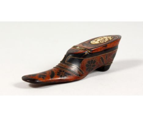 A VERY GOOD TREEN SHOE SNUFF BOX. 5ins long.