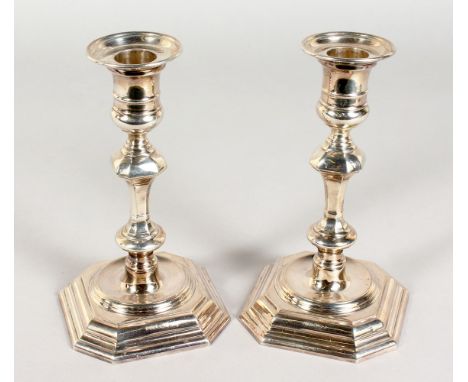 A PAIR OF 18TH CENTURY STYLE SILVER CANDLESTICKS, with knopped stems and octagonal bases. Sheffield 1984.  20ozs.  7ins high.
