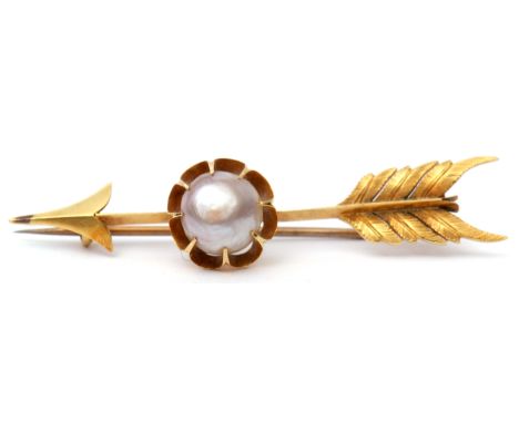 Late Victorian mid-grade yellow metal "arrow" brooch, the knife edge bar supporting a large grey blister pearl, circa 1890, 6