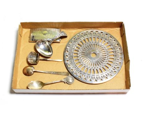 ^ A George III silver caddy-spoon, by Samuel Pemberton, Birminghamn, apparently 1809, with turned mother-of-pearl handle; tog