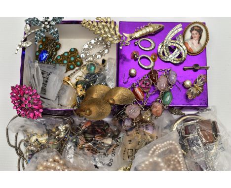 AN ASSORTMENT OF COSTUME JEWELLERY, to include a gemstone and white metal bracelet, a single strand cultured pearl necklace, 