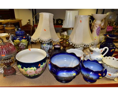 A QUANTITY OF TABLE LAMPS, JARDINIERES AND DECORATIVE CERAMICS ETC, to include two Wedgwood table lamps  - one with a lampsha