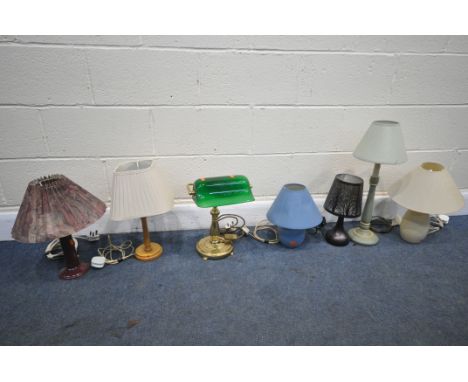 A SELECTION OF TABLE LAMPS, to include a brass bankers lamp with a glass shade, etc (7)