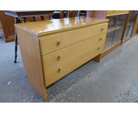 A Meredew light oak chest of drawers 