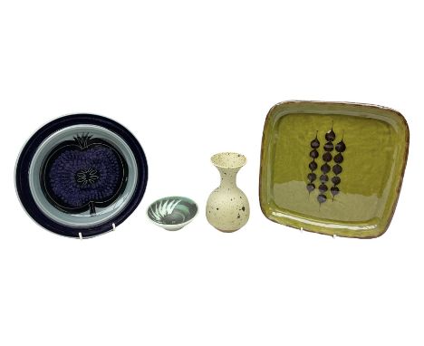 Studio pottery, comprising Finnish Arabia pattern dish, marked Gog/KO to reverse, dish with repeating foliate pattern upon a 