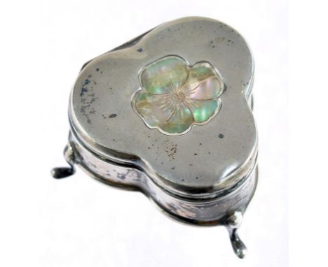 A GEORGE V SILVER TREFOIL SHAPED TRINKET BOX, THE LID INSET WITH A MOTHER OF PEARL PANSY FLOWER, ON THREE FEET, PLUSH LINED, 