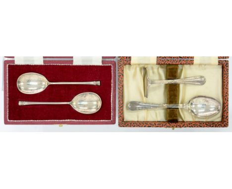 A PAIR OF ELIZABETH II SILVER SEAL TOP REPLICA SPOONS, SHEFFIELD 1973, CASED AND A SILVER CHILD'S SPOON AND PUSHER, CASED, 2O