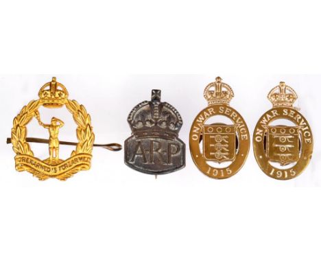 WORLD WAR ONE. TWO BRASS ON WAR SERVICE 1915 BADGES, 5542 AND 75389, A WORLD WAR TWO SILVER A.R.P BADGE AND A CAP BADGE, ROYA