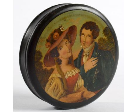 AN EARLY 19TH C PAPIER MACHE SNUFF BOX AND COVER, THE COVER PRINTED AND PAINTED WITH LOVERS, 9.5CM D, C1830