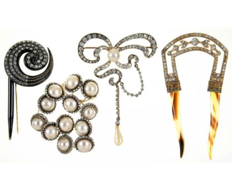 A SET OF TWELVE CUT STEEL AND IMITATION PEARL BUTTONS, TWO PASTE BROOCHES AND A PASTE AND IMITATION TORTOISESHELL SET COMB++O