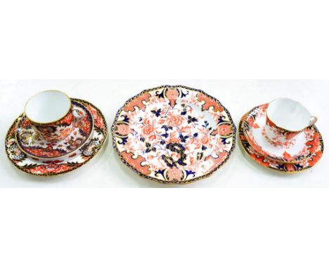 TWO ROYAL CROWN DERBY JAPAN PATTERN CUPS, SAUCERS AND PLATES AND A SIMILAR ROYAL CROWN DERBY GADROONED PLATE, 22.5CM D, PRINT