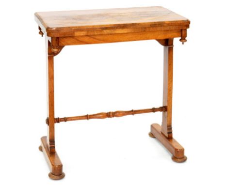A VICTORIAN WALNUT FOLDING CARD TABLE ON STANDARDS, WITH TURNED STRETCHER, 75 X 70CM