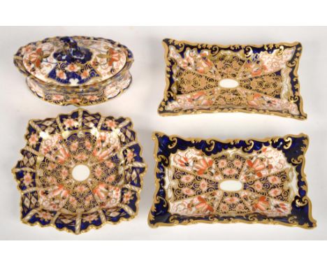 A GROUP OF ROYAL CROWN DERBY OLD DERBY WITCHES JAPAN PATTERN TRINKET WARE, INCLUDING A HAIRPIN BOX AND COVER, 10CM L, PRINTED