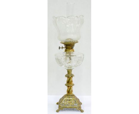 A VICTORIAN CAST BRASS OIL LAMP ON OPEN PYRAMIDAL FOOT WITH CUT GLASS FOUNT, BRASS BURNER AND ETCHED GLASS SHADE, 57CM H EXCL
