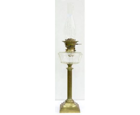 AN EDWARDIAN BRASS COLUMNAR OIL LAMP, WITH CUT GLASS FOUNT AND BRASS BURNER, 47CM H EXCLUDING CHIMNEY