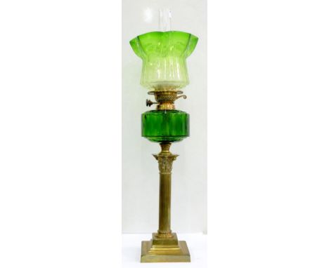 AN EDWARDIAN BRASS COLUMNAR OIL LAMP WITH EMERALD GREEN GLASS FOUNT AND BRASS BURNER, GREEN SHADED AND ETCHED GLASS SHADE, 69