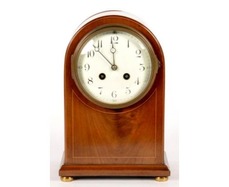 A MAHOGANY AND LINE INLAID MANTEL CLOCK WITH WHITE ENAMEL DIAL, WITH BREGUET HANDS AND FRENCH GONG STRIKING MOVEMENT, 27CM H,