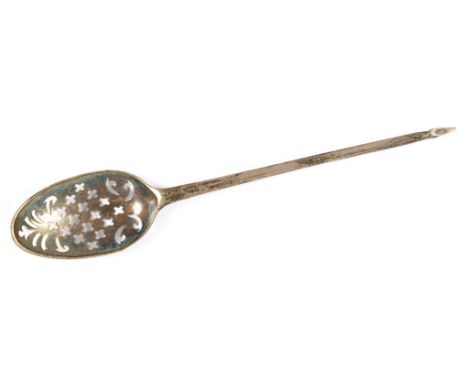 AN 18TH C ENGLISH SILVER MOTE SPOON, 12.4CM L, INDISTINCT MAKER'S AND STERLING MARK ONLY, 5DWTS