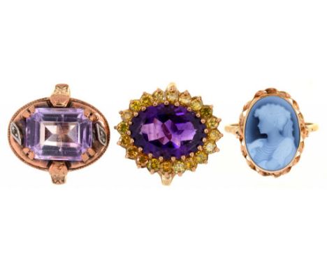 AN AMETHYST AND YELLOW DIAMOND CLUSTER 9CT GOLD RING, A BLUE AGATE CAMEO 9CT GOLD RING, 6.1G, AND AN AMETHYST AND DIAMOND SET