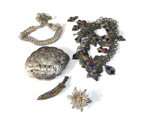 Selection of vintage jewellery items 