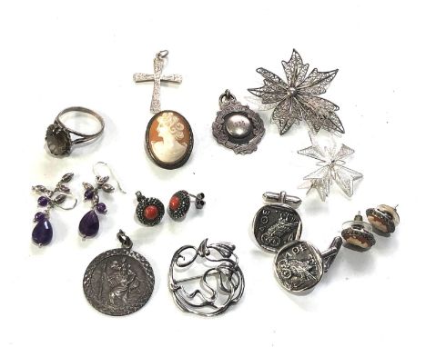 Selection of vintage silver jewellery 