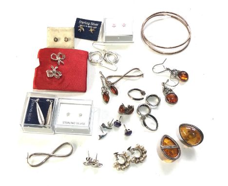 Selection of vintage silver jewellery 