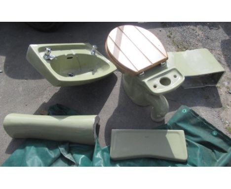 Ceramic toilet suite in Avocado 