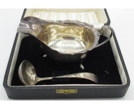 ER.II hallmarked sterling silver sauce boat and ladle in a fitted case by Emile Viner, Sheffield, 1959, 4.3ozt 